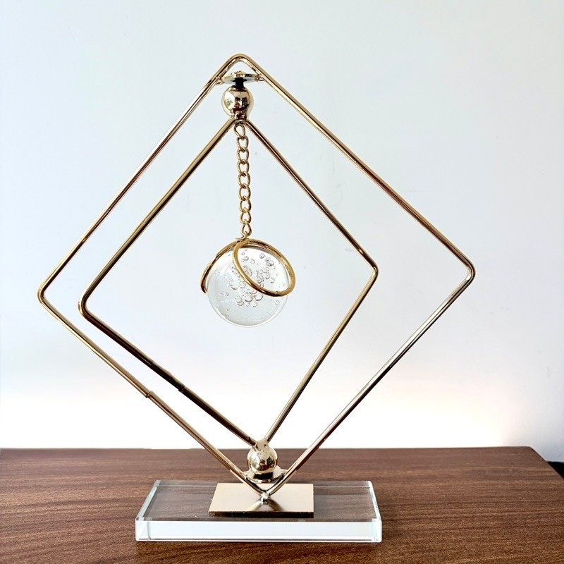 Escultura Decorativa Moderna Dourada | Metal e Cristal | Diversos Modelos para Sala e Aparador