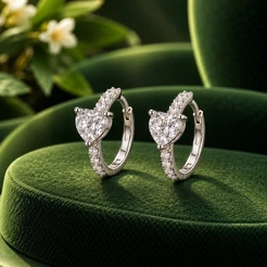 Brinco Argolinha Coração Moissanite 5,5mm em Prata 925