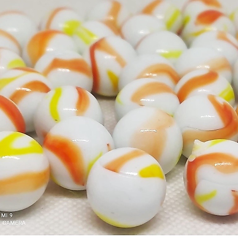 bolinha de gude, vidro, bila, fubeca branca com listras amarela e laranja para decoração 50 un