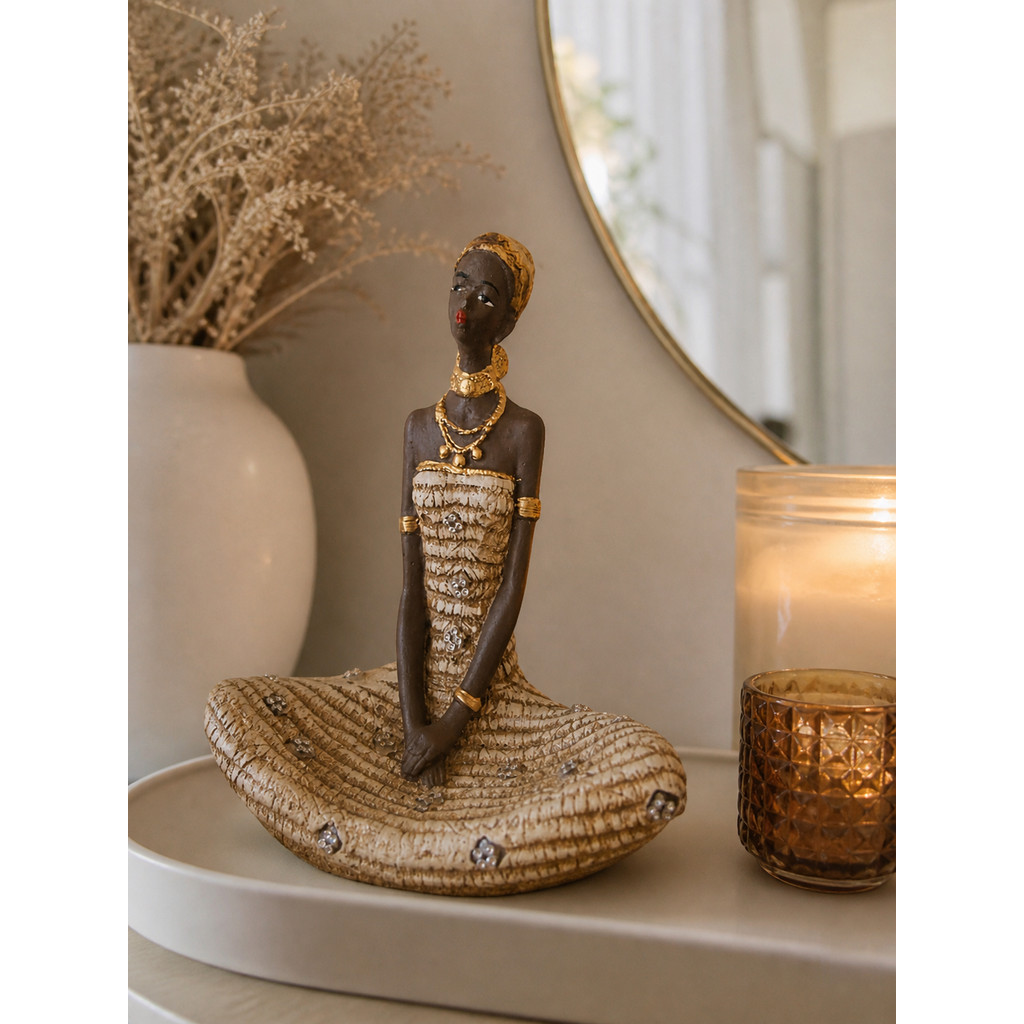 Escultura Africana Decorativa – Mulher Meditando com Vestido Elegante 22cm
