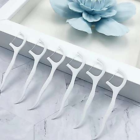 O conjunto inclui 50/100/150 fios dentais ultrafinos e curvados para uma limpeza eficaz dos dentes.