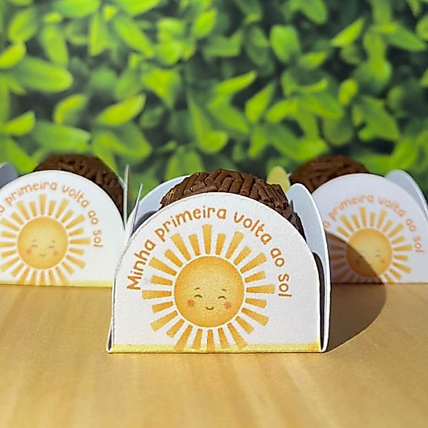 50 forminhas personalizadas 4 pétalas de doce brigadeiro festa aniversário Primeira Volta ao Sol - TEMOS TODOS OS TEMAS