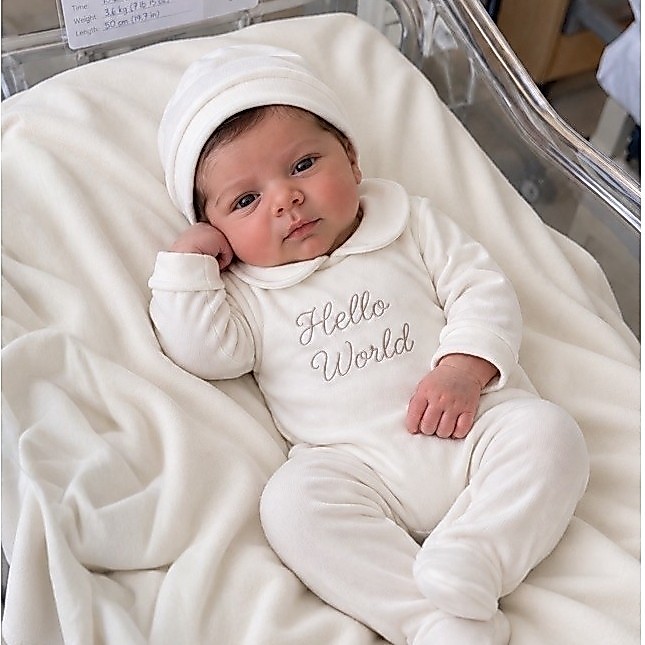 Saída de maternidade neutra Hello World primeira troca bebê