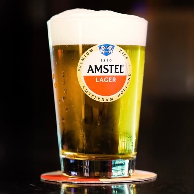 Kit com 2 copos e 1 porta-cerveja da Amstel