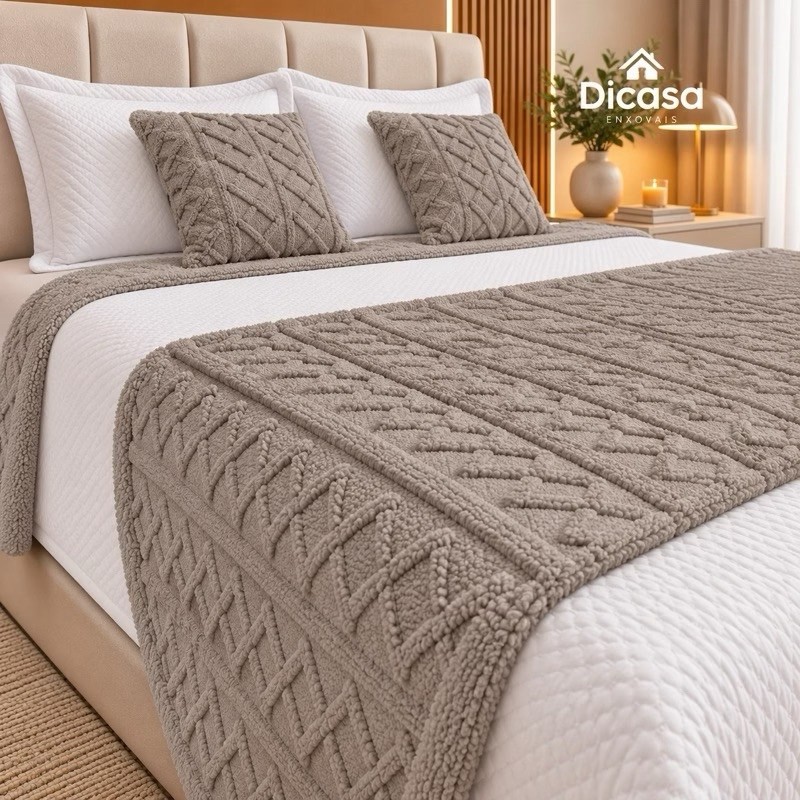 Kit Peseira Decorativa 3 Peças para Cama Casal Queen Peseira e 2 Capas de Almofadas Jogo de Cama