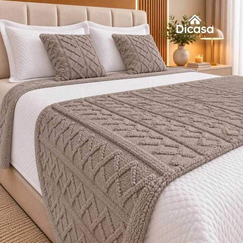 Kit Peseira Decorativa 3 Peças para Cama Casal Queen Peseira e 2 Capas de Almofadas Jogo de Cama