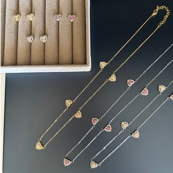 Conjunto de brinco e colar 5 corações delicados com zirconias .
