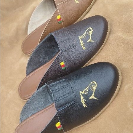 Chinelo Campeiro Marrom com bandeira couro legitimo fita pampa pampiano unisex tradicional antiderrapante emborrachada