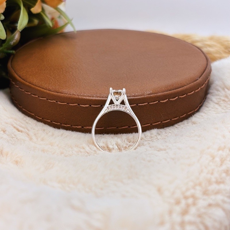 Anel Feminino Moissanite 6,5mm Detalhado em Prata 925 Elegante — imagem 2 de 2