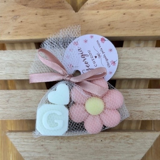 Lembrancinha Sabonete Artesanal Florzinha com Letra e Coração | Personalizada | Maternidade | Chá de Bebê | Aniversário