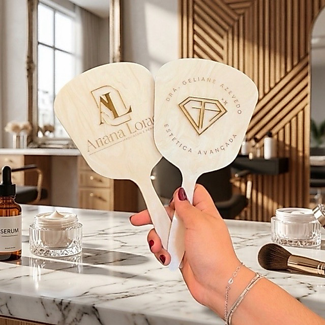 ESPELHO de mão de ACRÍLICO GLOW BEGE personalizado para consultorio estudio clínica LASH — imagem 2 de 2