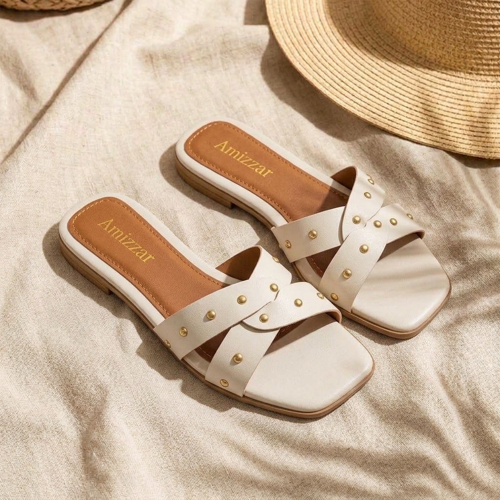 Rasteira Feminina Tiras Cruzadas Trançadas com Cravos Off White Sandália Baixa Moderna Confortável
