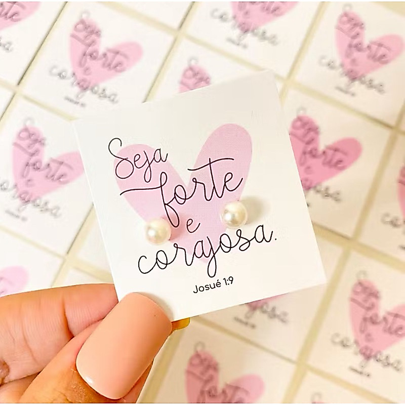 50 Pares de Brinco de Perola + Tag Mimo para Cliente Mensagem Bíblica