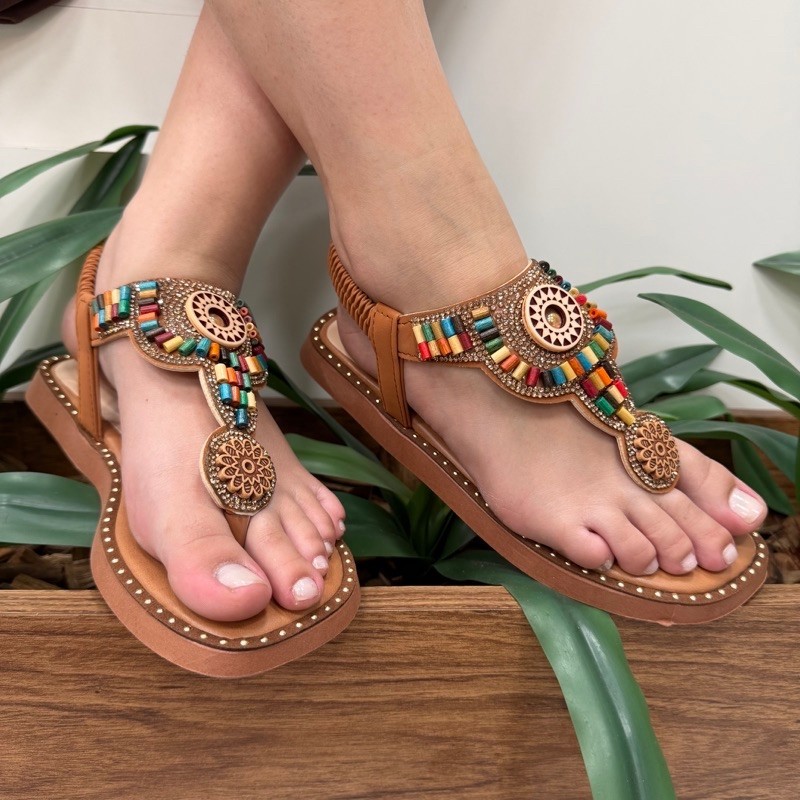 Sandália Rasteira Feminina Caramelo Estilo Artesanal com Pedrarias e Palmilha Acolchoada