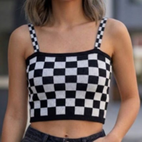 Regata feminina cropped listrada xadrez preto e branco com alças finas casual