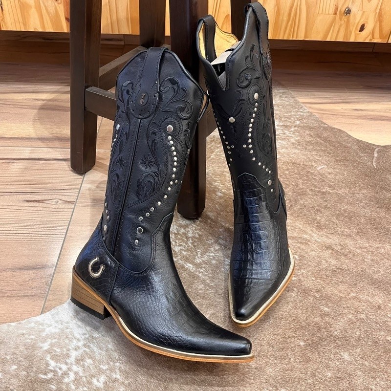 BOTA TEXANA COURO LEGÍTIMO JACARÉ BORDADO FLORÊNCIA SOLADO MADEIRA BICO FINO COM STRASS