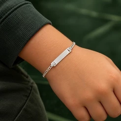 Pulseira Infantil Masculina com Plaquinha Fina em Prata 925 – Delicadeza e Estilo