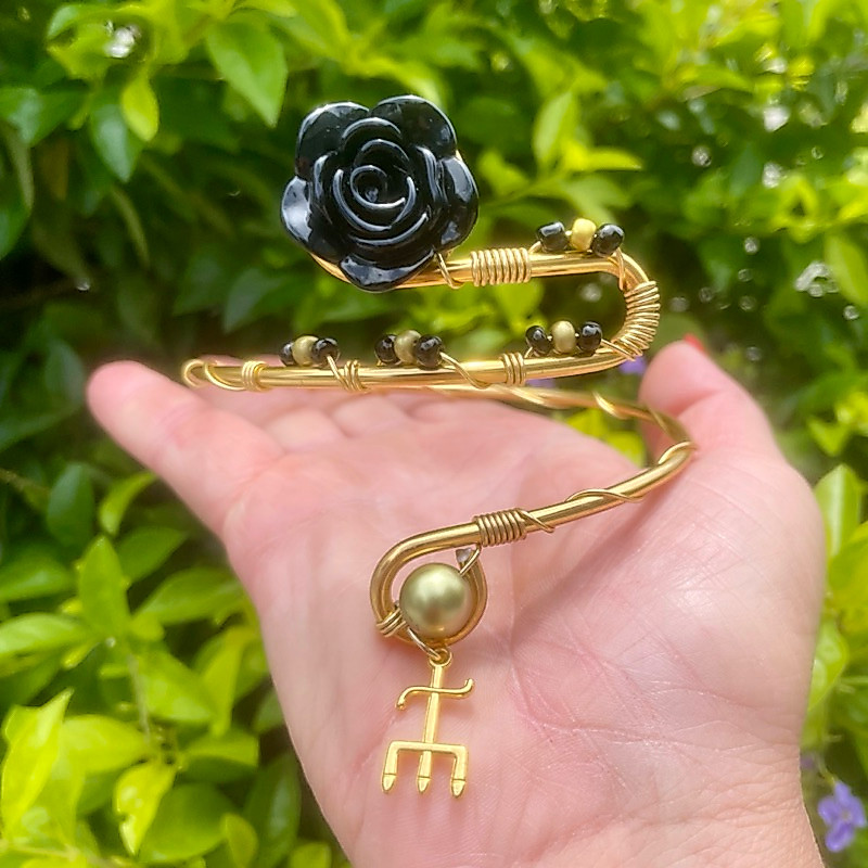 🖤🔱Bracelete Dama da Noite Rosa Preta com Micangas Dourada Axé Não Oxida na sua medida 🔱🖤