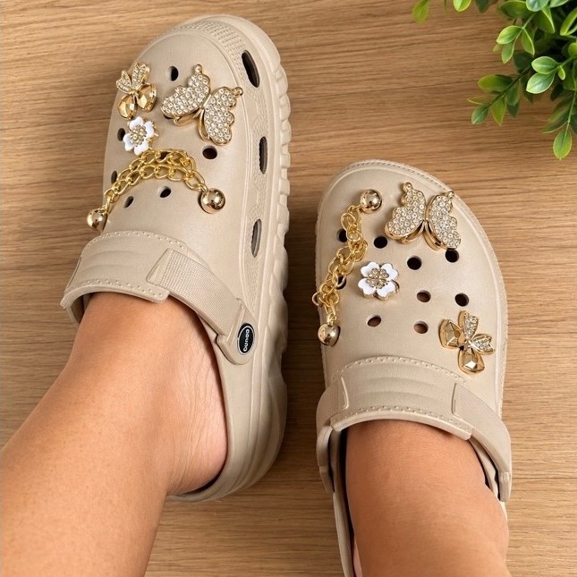 Sandália Feminina Plataforma EVA com Pingentes de Luxo Babuche Antiderrapante Confortável.