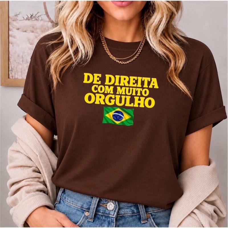 Camiseta feminina marrom com estampa bandeira do Brasil e texto DE DIREITA COM MUITO ORGULHO