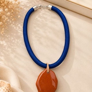 COLAR FEMININO DE CORDA FIO DE ALGODÃO COM PINGENTE RESINADO