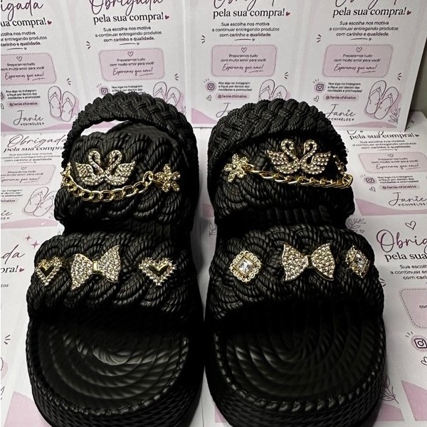 Sandália Plataforma Feminina Trançada Preta com Strass Charms Dourados Confortável