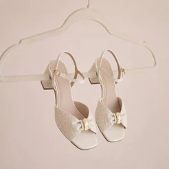 Sandália Feminina Salto Bloco com Laço Fivela Elegante e Confortável Off-White Marrom FlatForm Papete