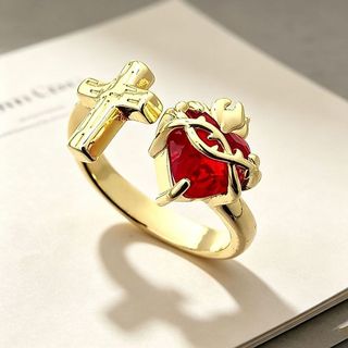 Anel feminino com design de coroa vermelha e coração, cravejado de zircônia, com uma seta atravessando o padrão em forma
