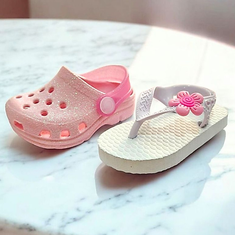 Kit 2 Pares Conjunto Menina Babuche Glitter e Chinelo Pergata Chinela Dedo Flor Delicado Praia Festa Rosa Branco