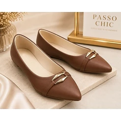 Sapatilha Feminina Marrom e branca Bico Fino com Enfeite Dourado Moda 2026,calçado feminino moderno e elegante.