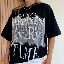 Camiseta oversized com renda na frente