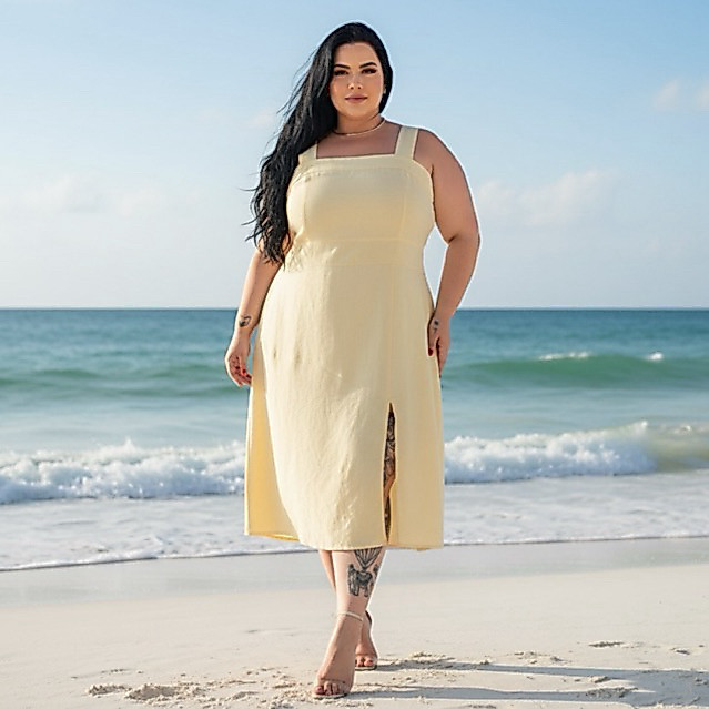 Vestido Midi Plus Size com Alças Largas Fenda Frontal, Decote Reto e Costas com Elástico Plissado