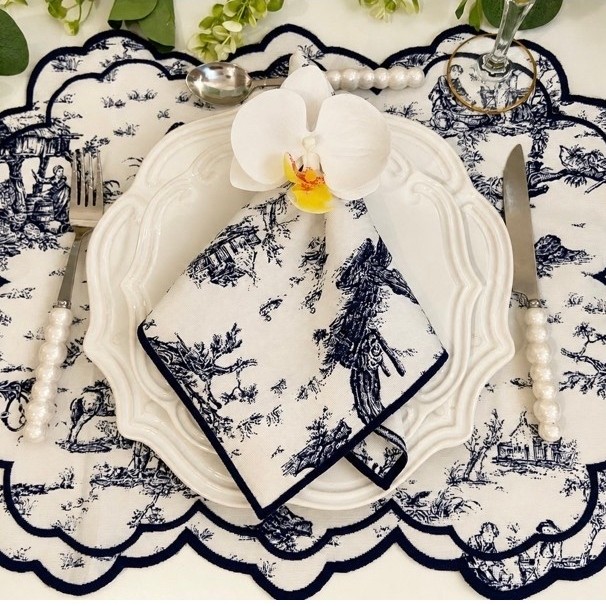 Kit Jogo Americano Toile de Jouy Azul-Marinho Bordado + Guardanapo Bordado | Tecido Jacquard Semi-Impermeável