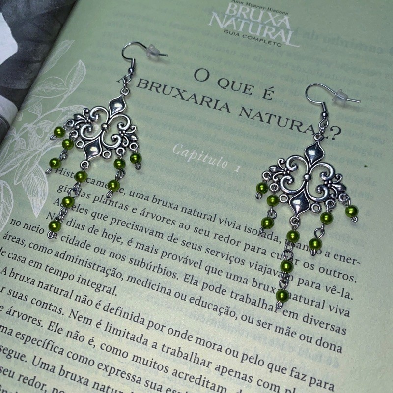 Brinco Chandelier Boho Chic whimsigoth com Miçangas Verdes. Leve, elegante e cheio de estilo