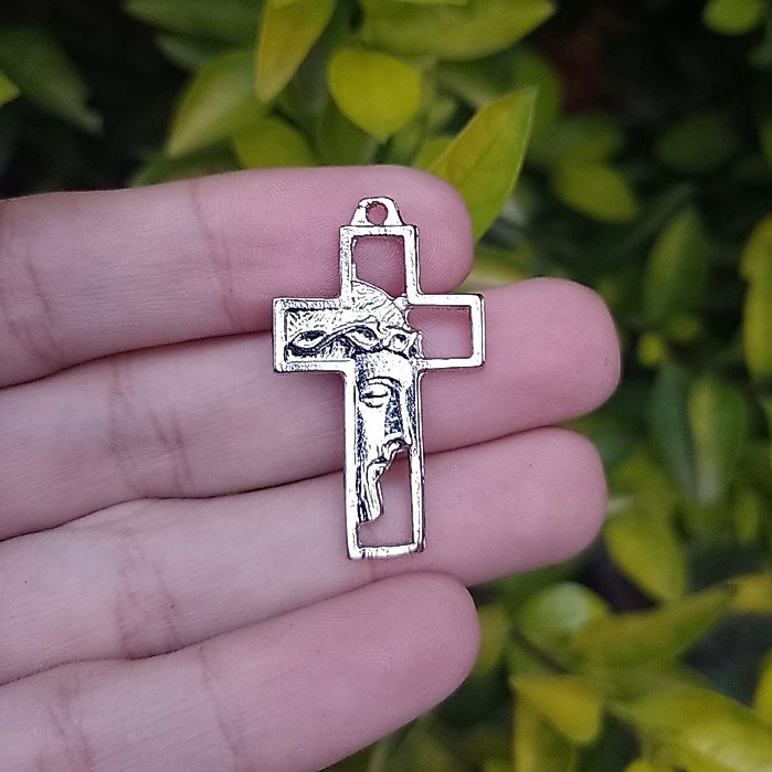 1 Pç Crucifixo para Terço Cruz Vazada com Cristo Níquel - Peças para Terço Católico