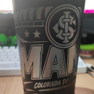 COPO TÉRMICO PRETO PERSONALIZADO TIME A LASER 360° 473ml COM TAMPA e ABRIDOR - NOME, TIME, LOGO, EMPRESA