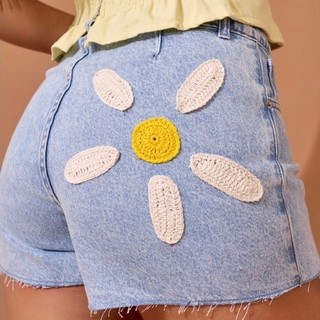 Short Jeans Feminino Claro com Crochê Margarida Artesanal Cintura Alta | Primavera Verão