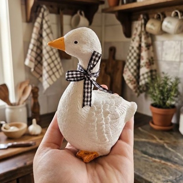 Ganso Decorativo com Lacinho | Farmhouse | Escultura em Gesso Pintada à Mão