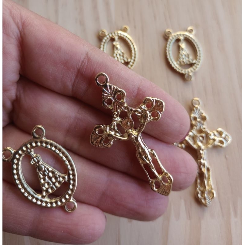kit 3 entremeio Nossa Senhora Aparecida e 3 crucifixo dourado