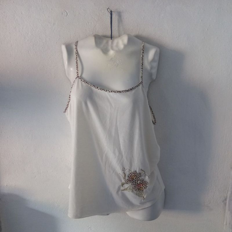 Blusa de pijama  branca usada