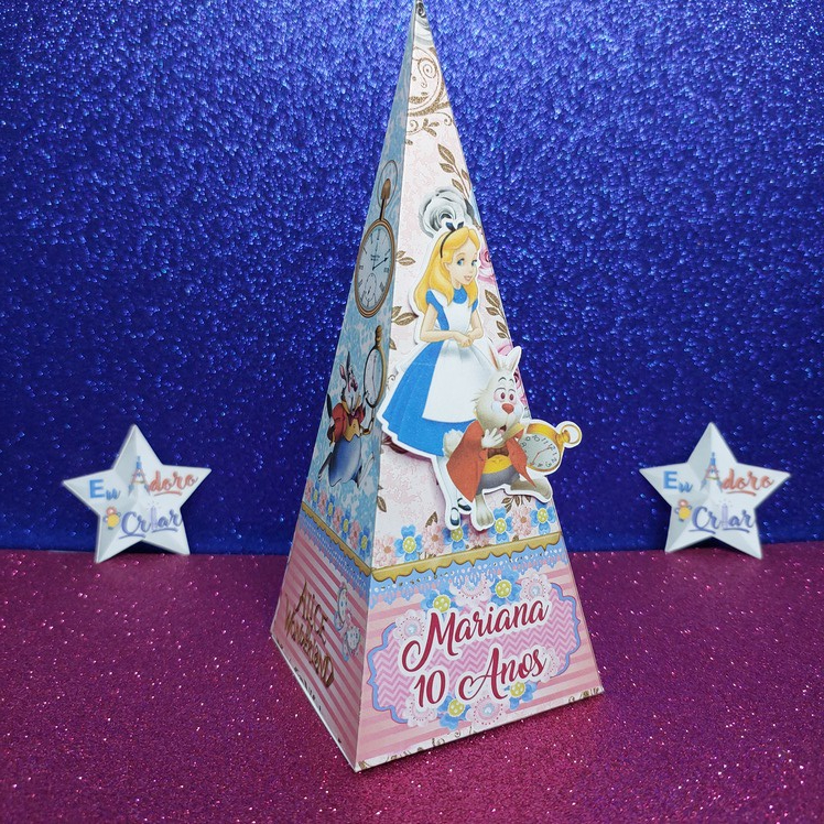 100 Caixinhas Pirâmide (19cm altura) Personalizadas "Alice País das Maravilhas" para a sua festa com o nome do Aniversariante. Tema "Alice Pais das Maravilhas" Envie Nome e Idade.