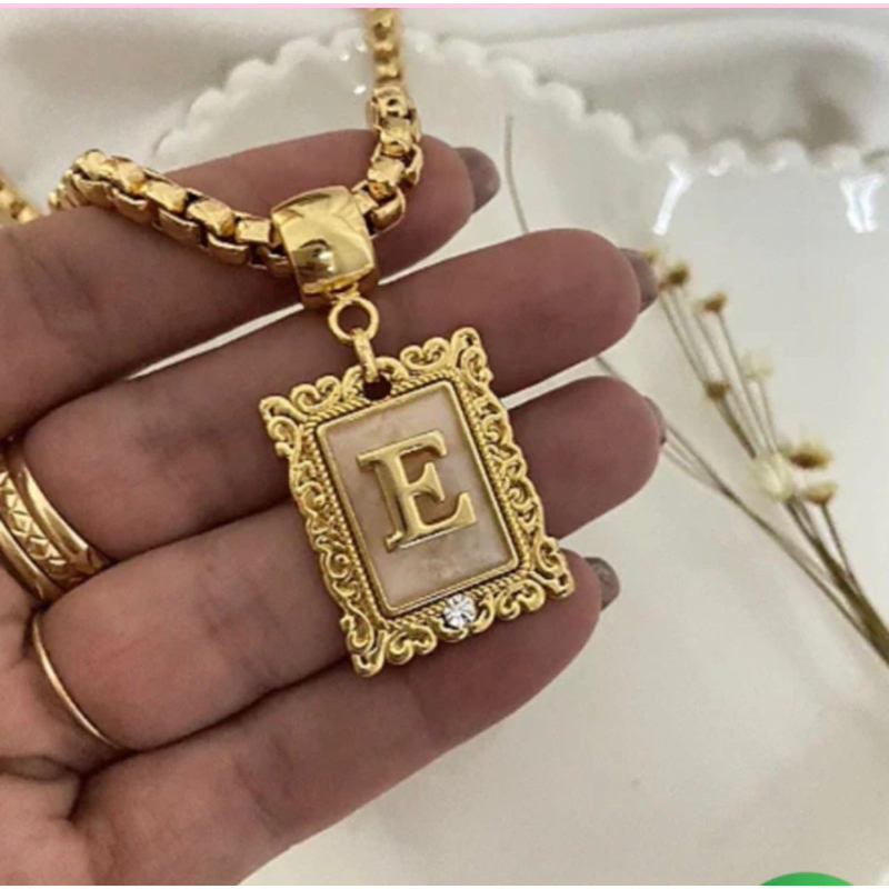 colar corrente feminino com pingente letra inicial do nome medalha com strass. Elegante