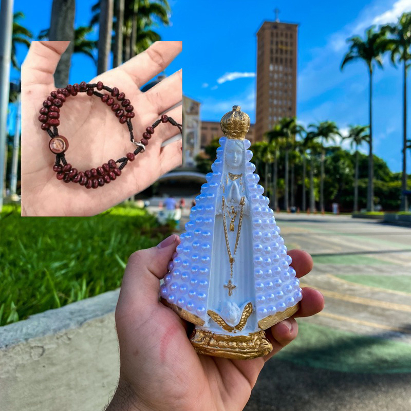 Kit Presente Nossa Senhora Aparecida Pérola 15cm + Terço de pulso Nossa Senhora Aparecida