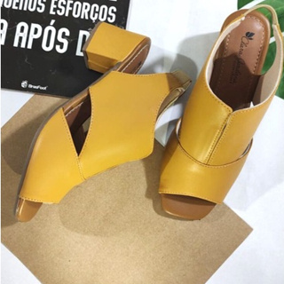 Sandália em couro Salto bloco com elástico calce fácil. em Oferta na Shopee