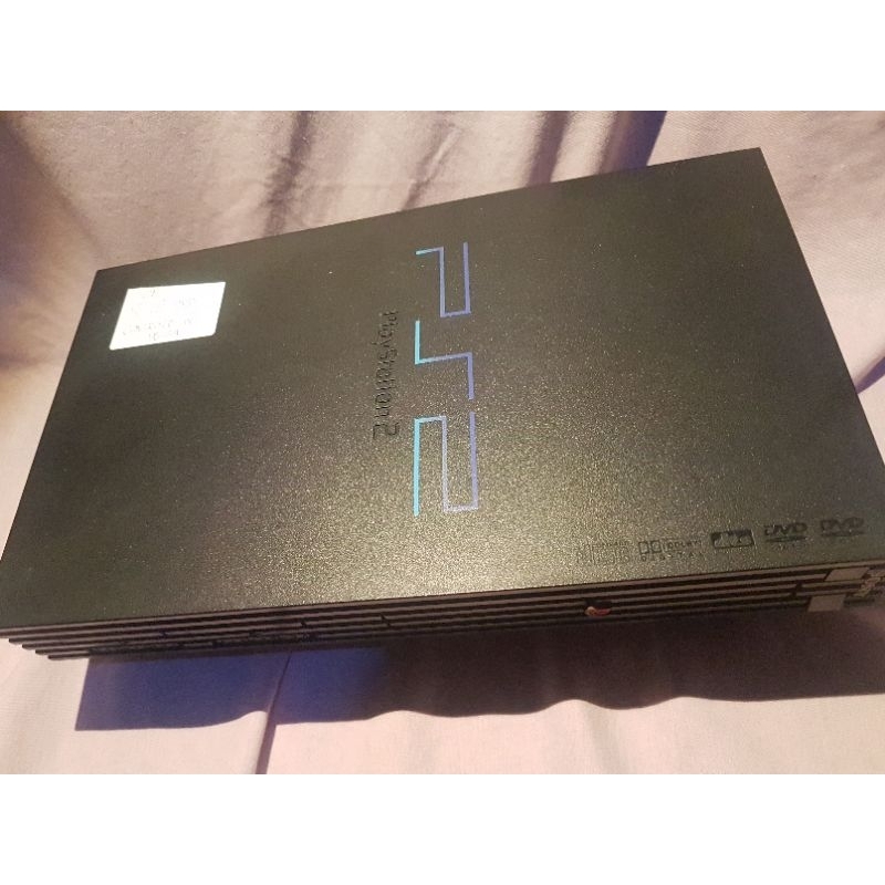 Ps2 fat. Não lê dvd. Controles não pegam. Carcaça perfeita. Sim e imagem ok