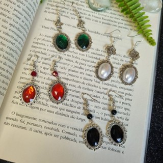 Brinco Camafeu gótico rock alternativo preto vermelho verde