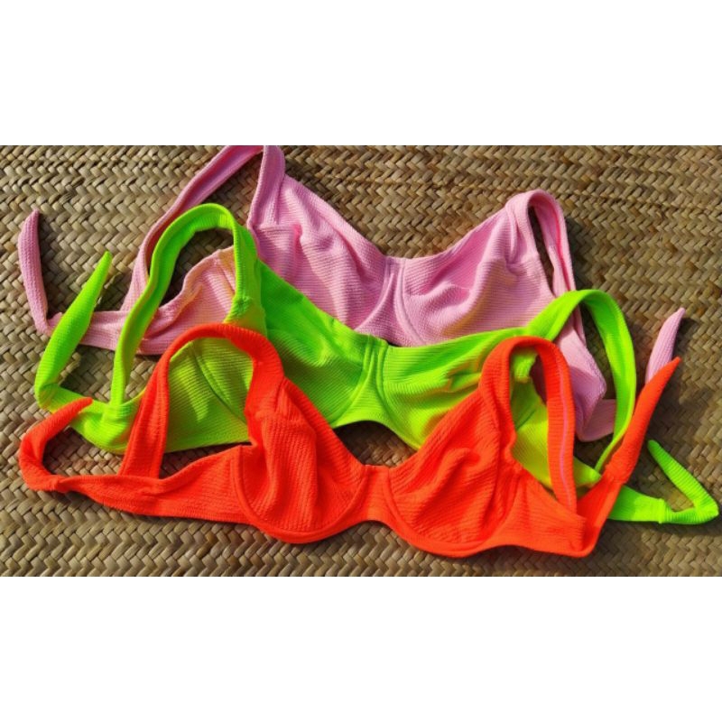 Detalhes do top de biquíni plussize texturizado