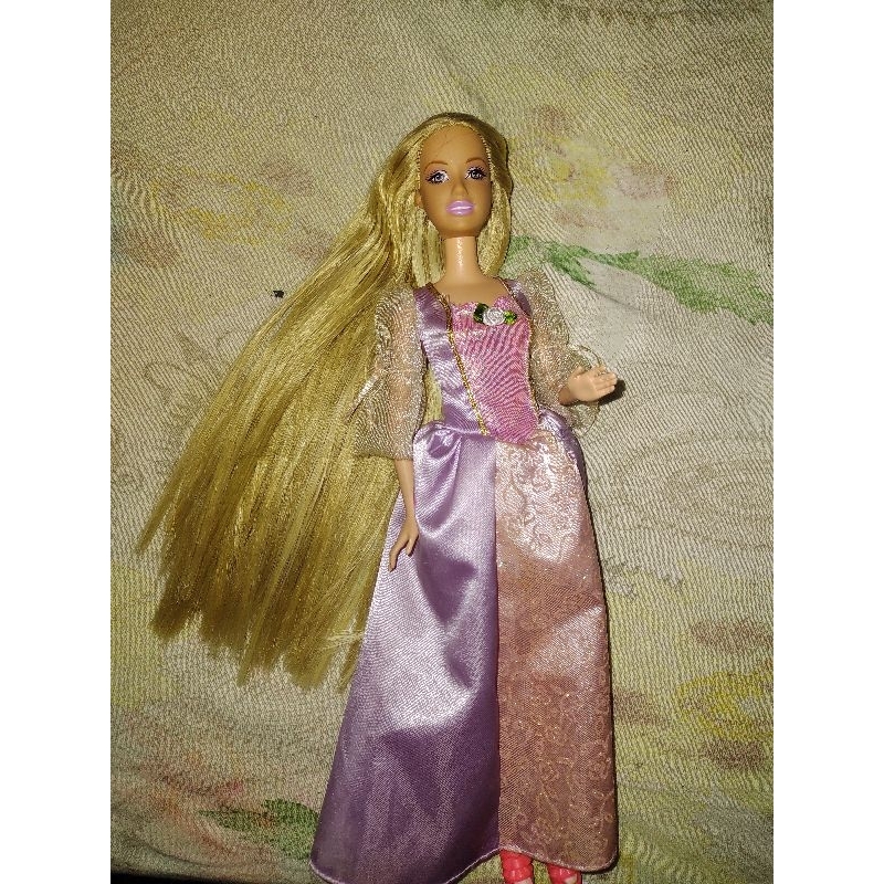 Barbie Rapunzel 2006 cabelo levemente cortado vestido com manchinha rosa