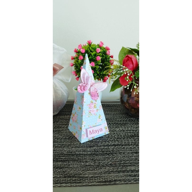Caixas pirâmide lembrancinhas tema jardim encantado personalizado, acompanha tag borboletas
