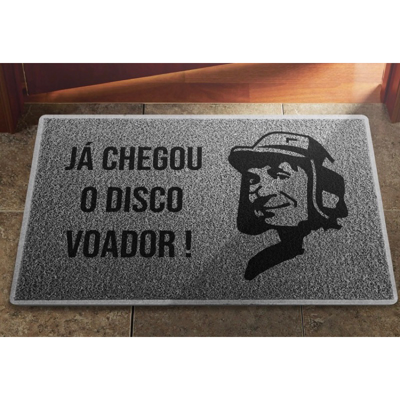 Tapete Capacho do Chaves já chegou o disco voador!./ Turma do chaves./ 60X40 cm.